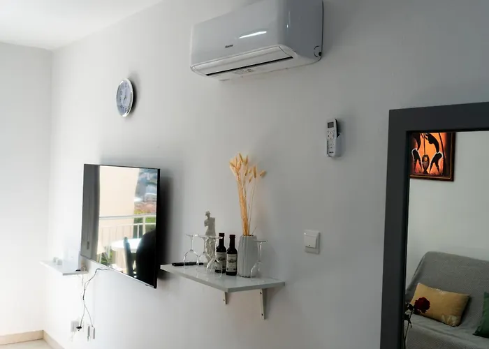 Daire Bluora Apartment, 1br Sea View, Balcony, Swimming Pool, Parking, 500 Meters From The Pafos