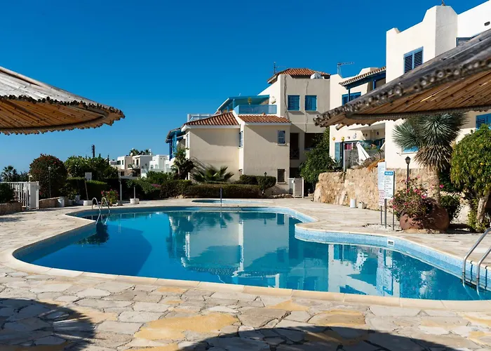 Daire Bluora Apartment, 1br Sea View, Balcony, Swimming Pool, Parking, 500 Meters From The Pafos